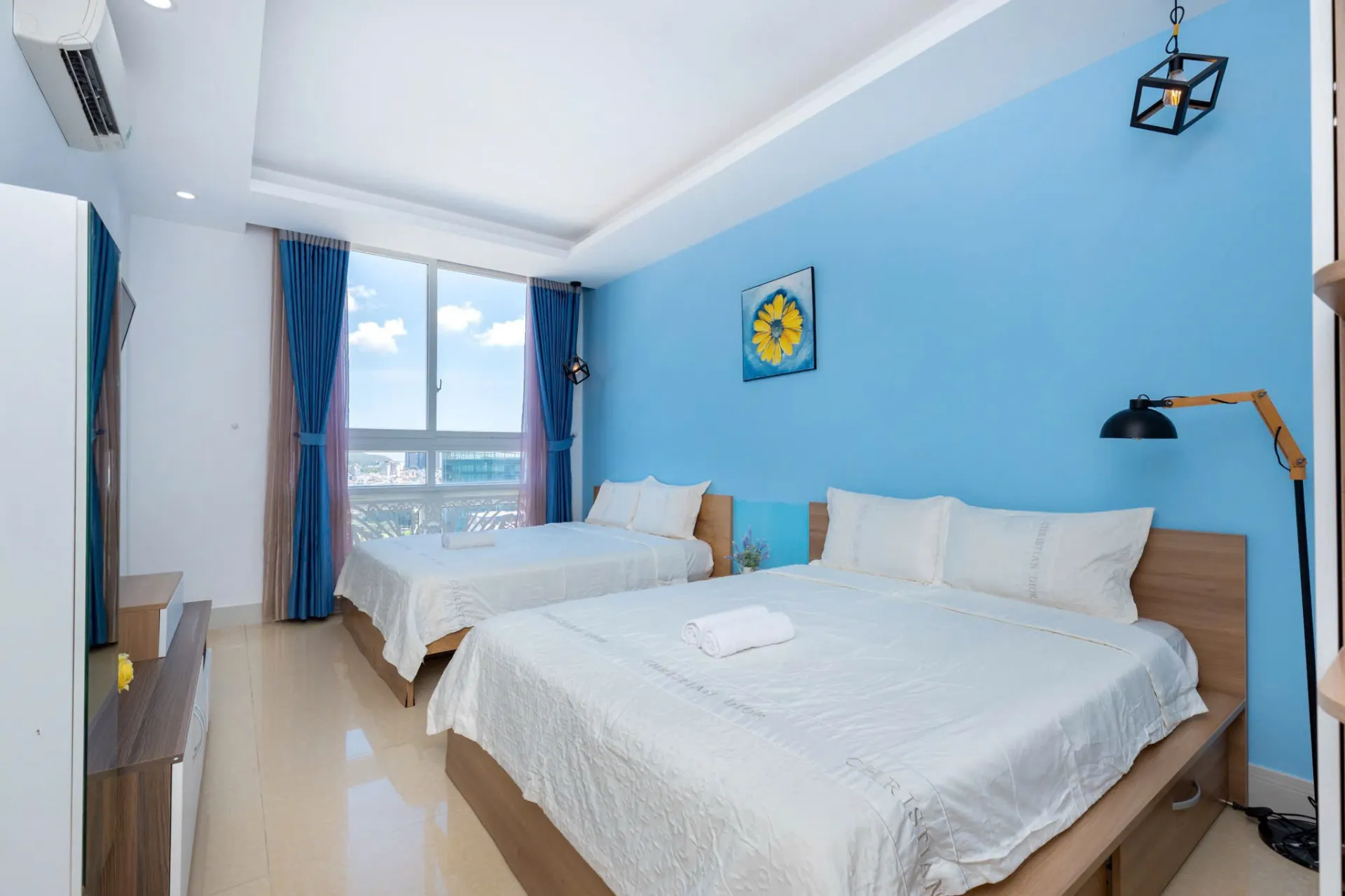 Gian bếp gia đình đầy đủ bếp từ, nồi chảo và bát đĩa tự nấu hải sản — Căn Hộ 16A