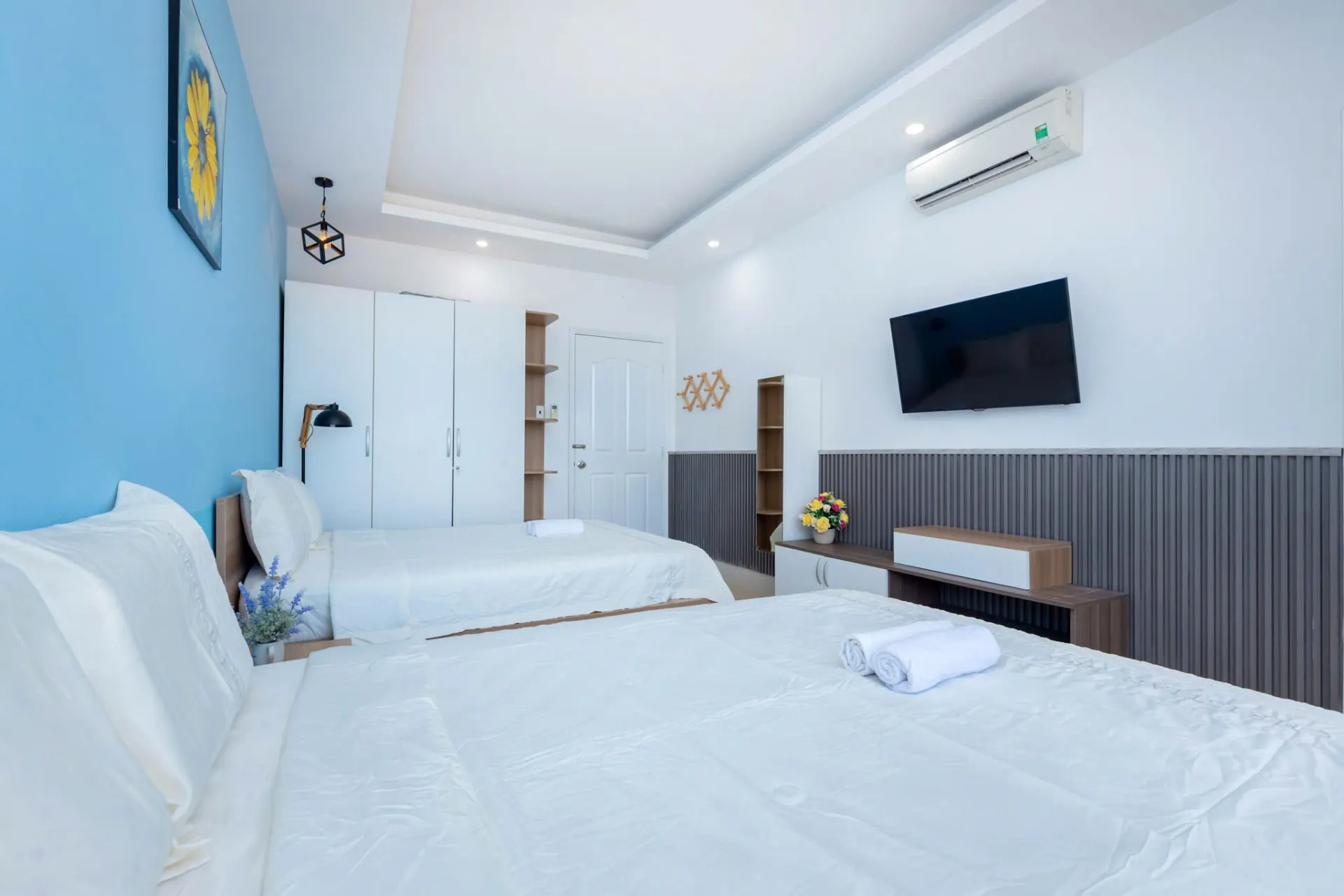 Bàn ăn gia đình ấm cúng phục vụ các bữa tiệc hải sản tươi ngon — Căn Hộ 16A