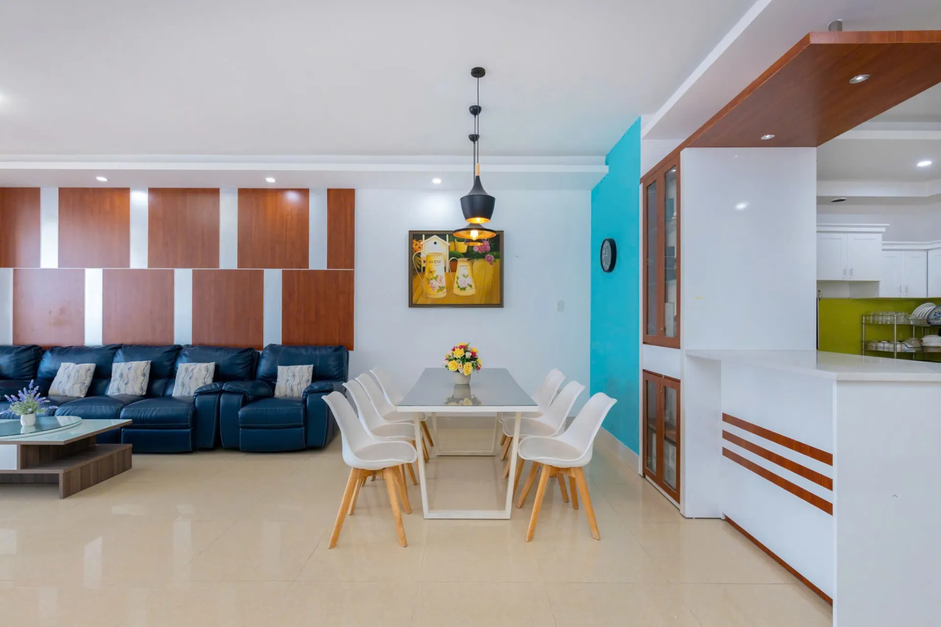 Ảnh thực tế Căn Hộ 16A Oasky 3PN 160m² — Phòng khách sang trọng có dàn karaoke view biển Tháp Tam Thắng