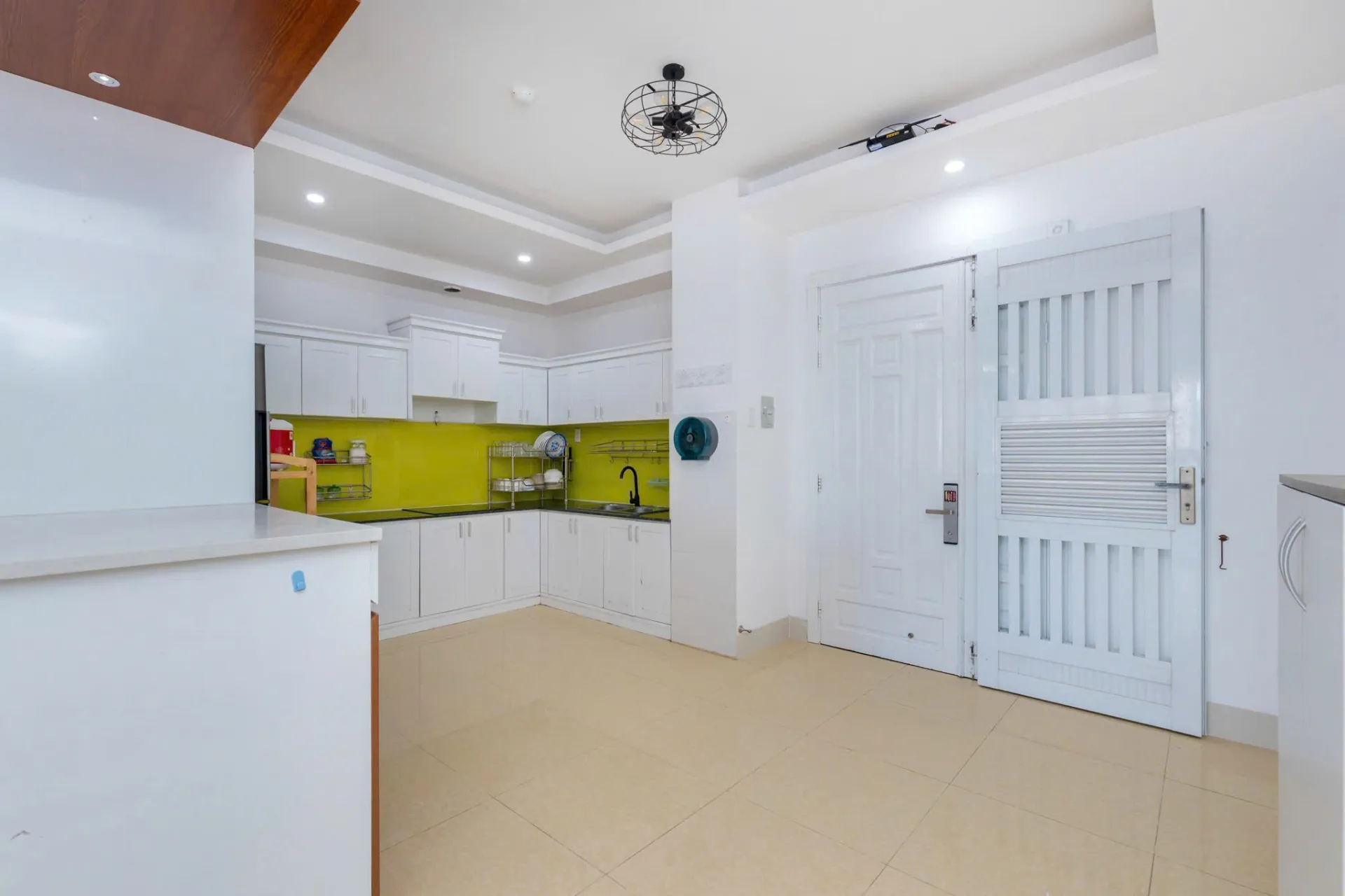 Chi tiết giường ngủ và phòng ngủ thơm tho sạch sẽ — Căn Hộ 16A