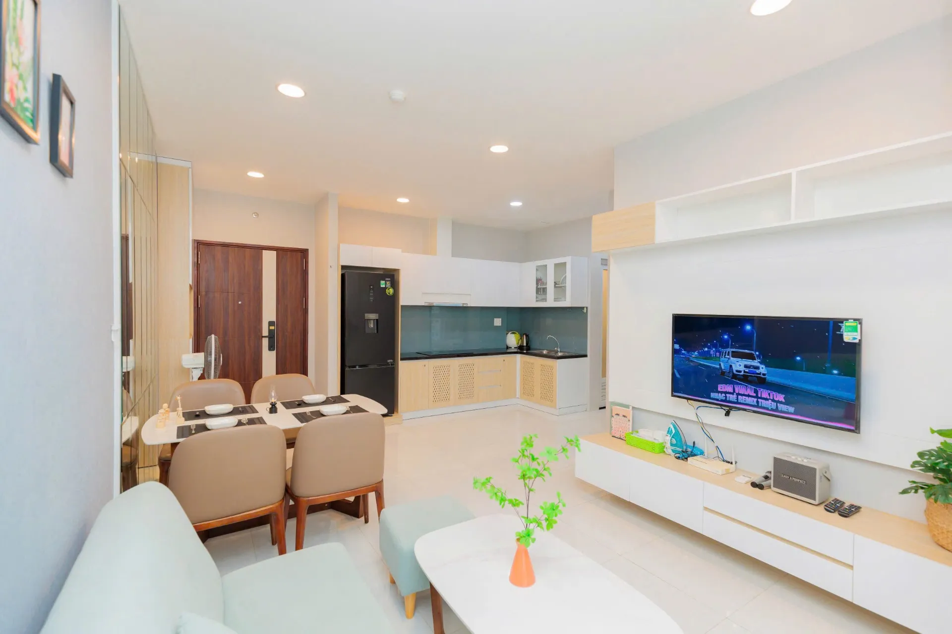 Không gian phòng khách và khu vực sinh hoạt chung rộng rãi — Căn Hộ 1402 Chung cư Mermaid Seaview