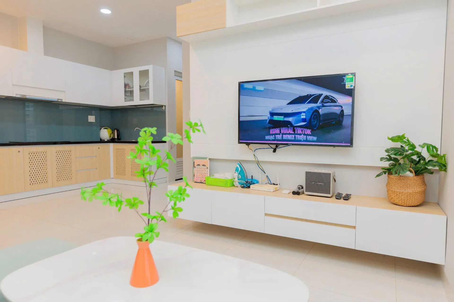 Gian bếp gia đình đầy đủ bếp từ, nồi chảo và bát đĩa tự nấu hải sản — Căn Hộ 1402