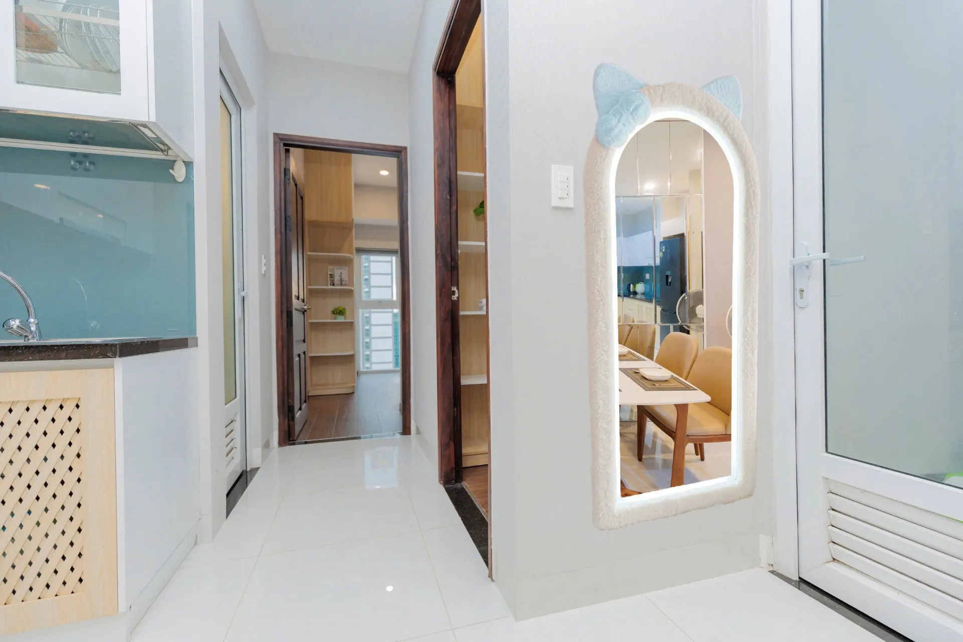 Bàn ăn gia đình ấm cúng phục vụ các bữa tiệc hải sản tươi ngon — Căn Hộ 1402