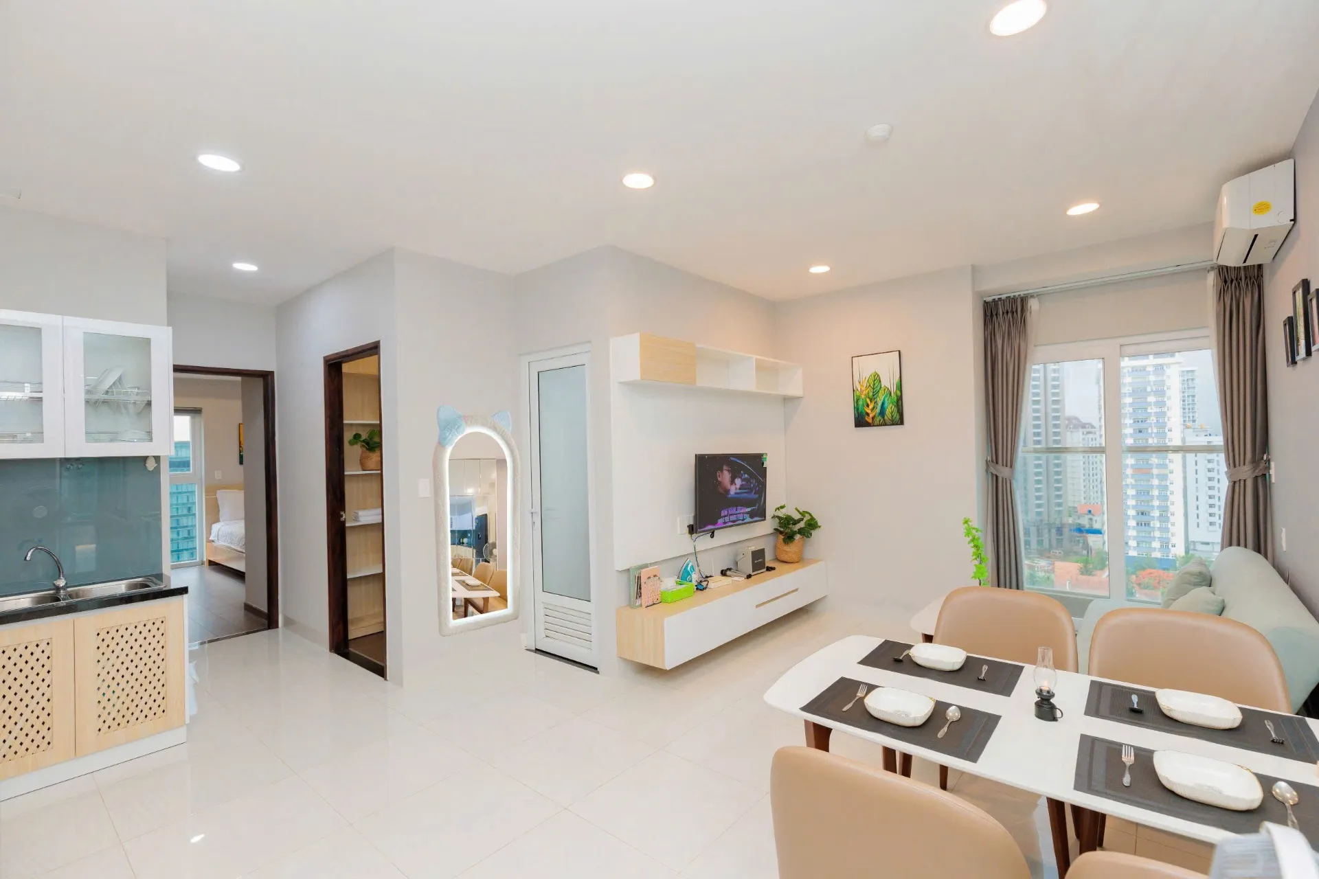 Phòng tắm sạch sẽ hiện đại trang bị bình nóng lạnh và đồ dùng cá nhân — Căn Hộ 1402