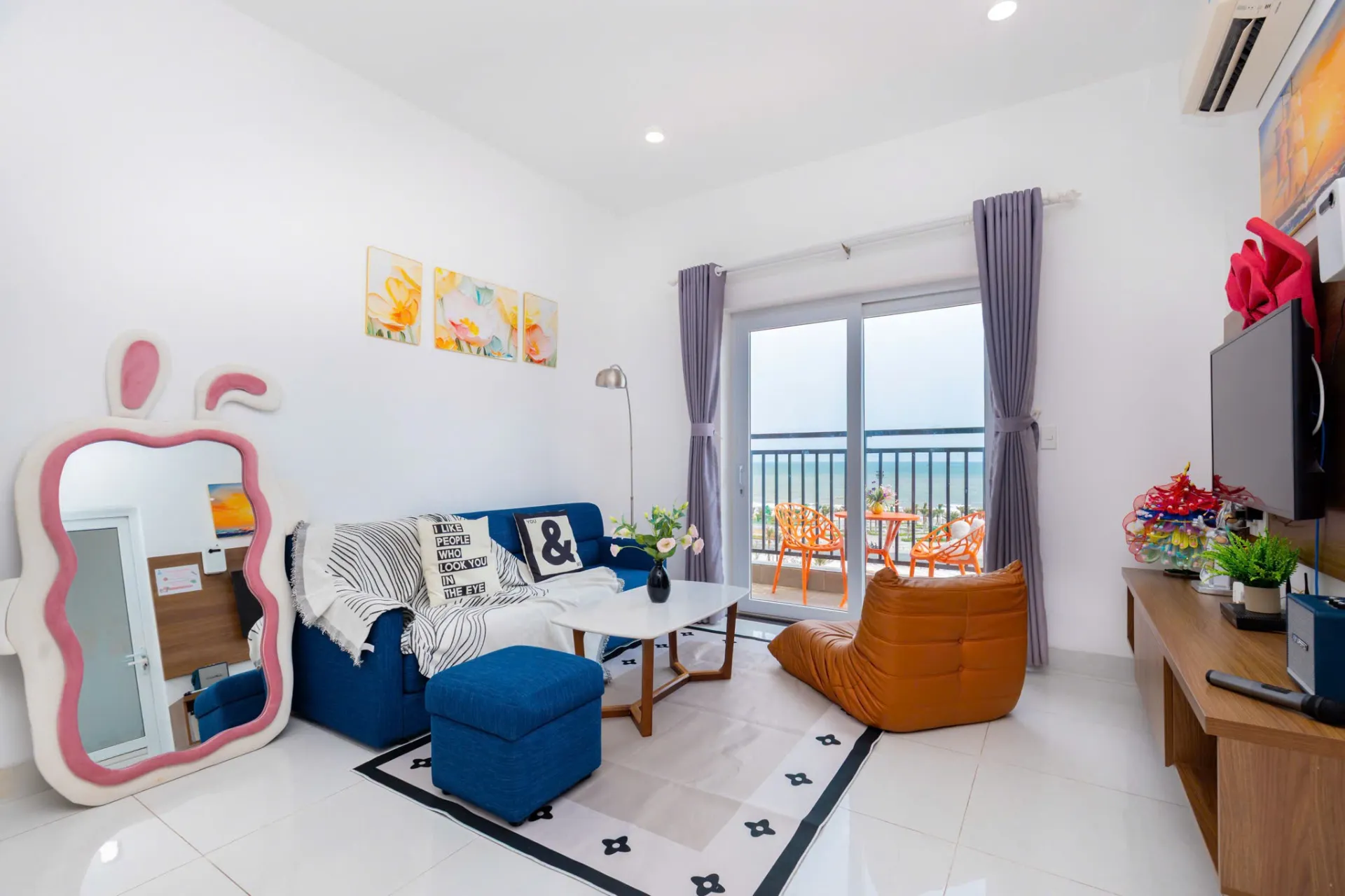 Không gian phòng khách và khu vực sinh hoạt chung rộng rãi — Căn Hộ 603 Chung cư Mermaid Seaview