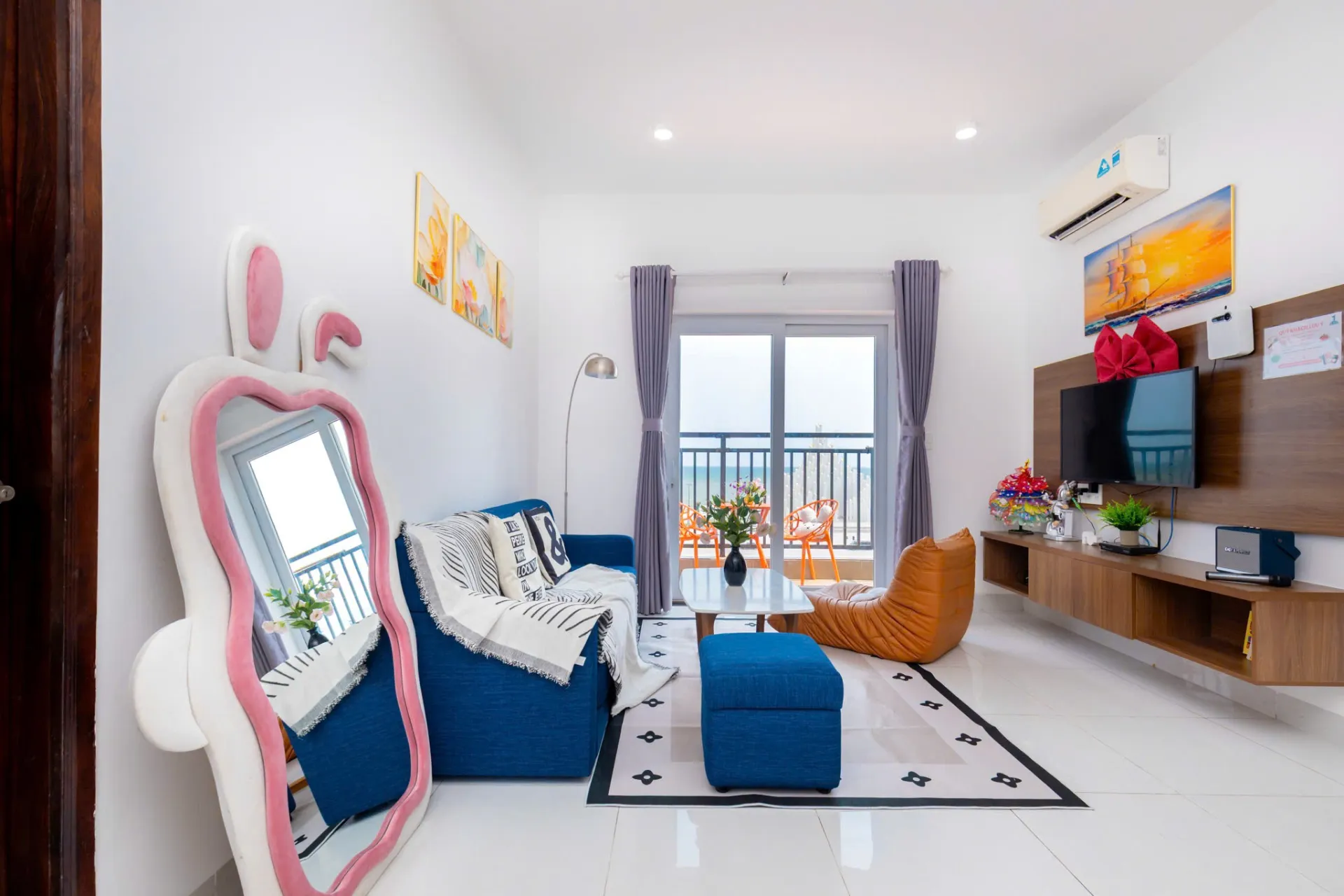 Ảnh thực tế Căn Hộ 603 Mermaid Seaview — Phòng khách 95m² ban công dài ngắm trọn biển Bãi Sau