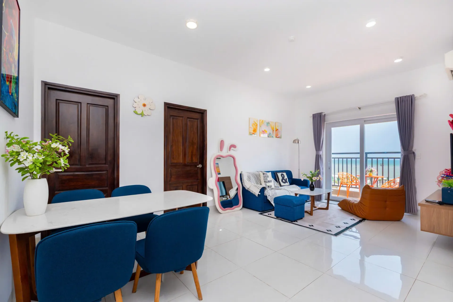 Phòng ngủ Master giường lớn êm ái, đầy đủ chăn ga gối nệm cao cấp — Căn Hộ 603