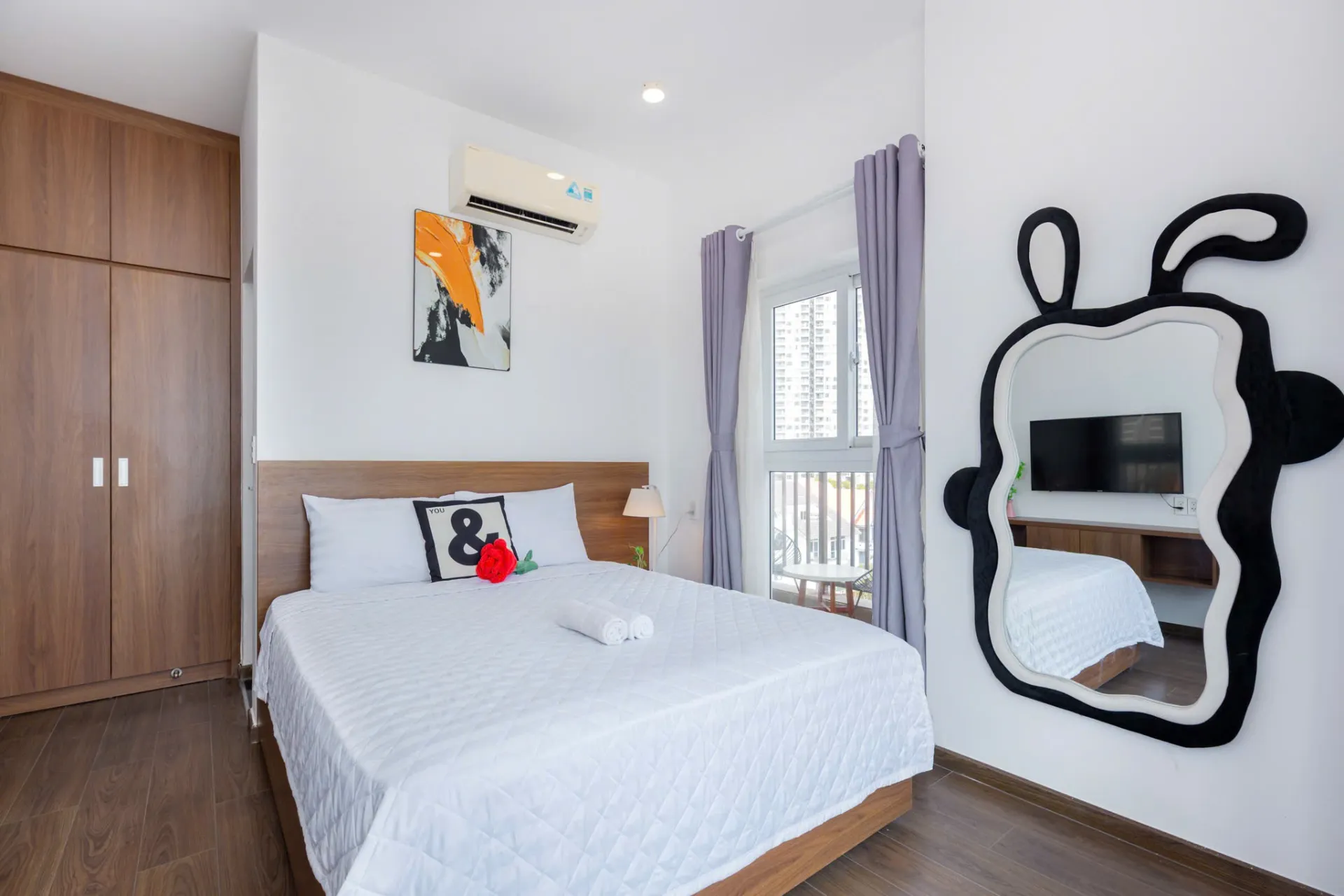 Gian bếp gia đình đầy đủ bếp từ, nồi chảo và bát đĩa tự nấu hải sản — Căn Hộ 603