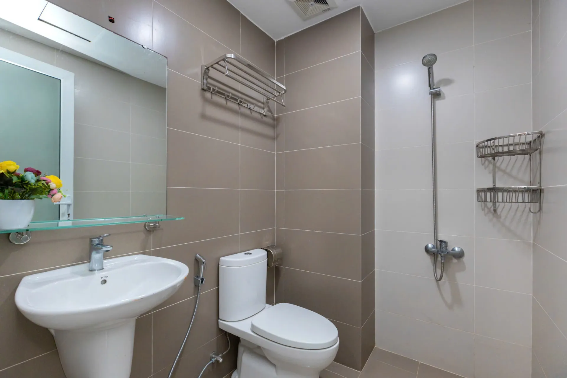 Phòng tắm sạch sẽ hiện đại trang bị bình nóng lạnh và đồ dùng cá nhân — Căn Hộ 603