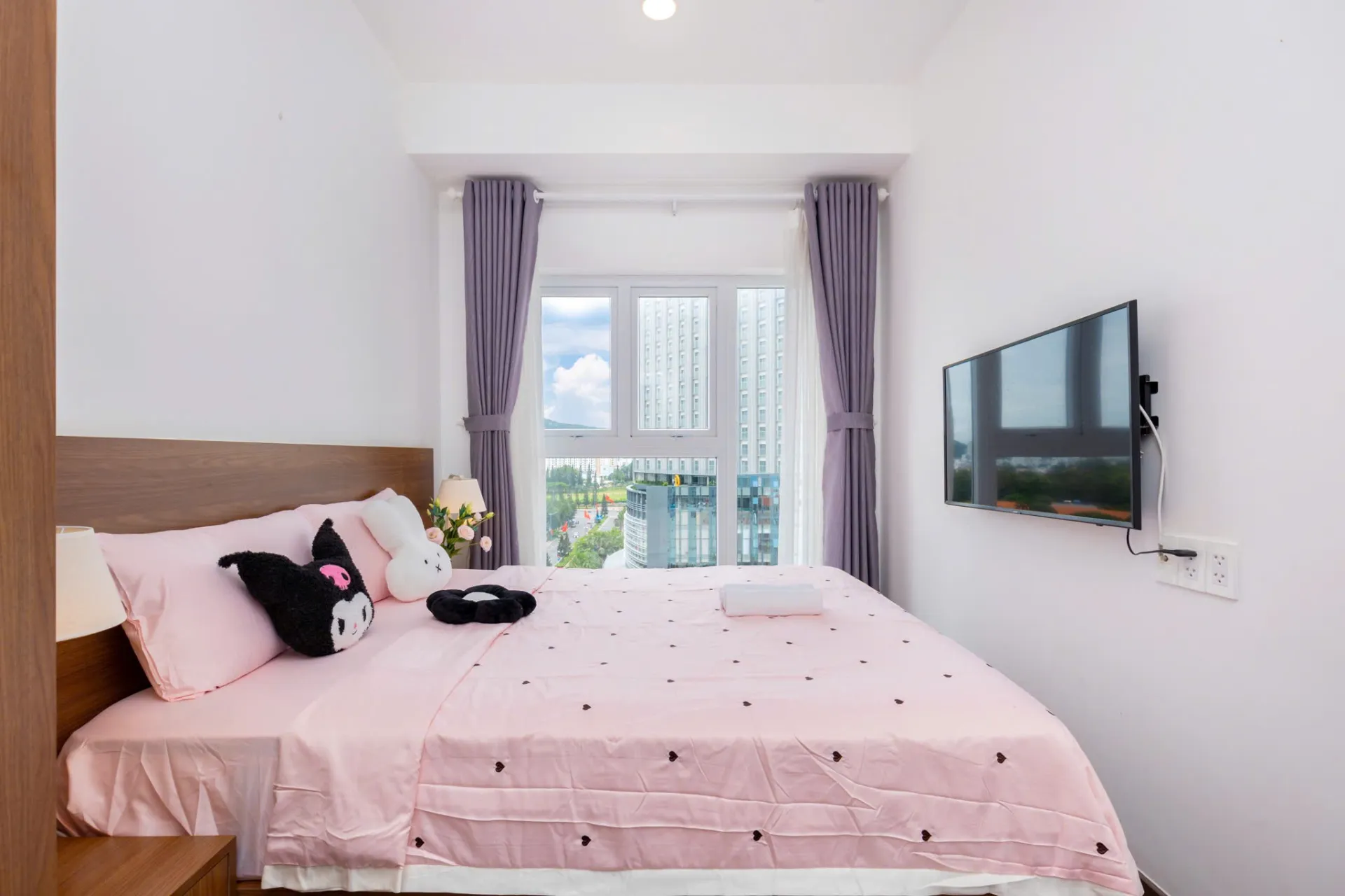 Ảnh thực tế Căn Hộ 1008 Mermaid Seaview — Phòng khách ban công chill view phố đèn Malibu