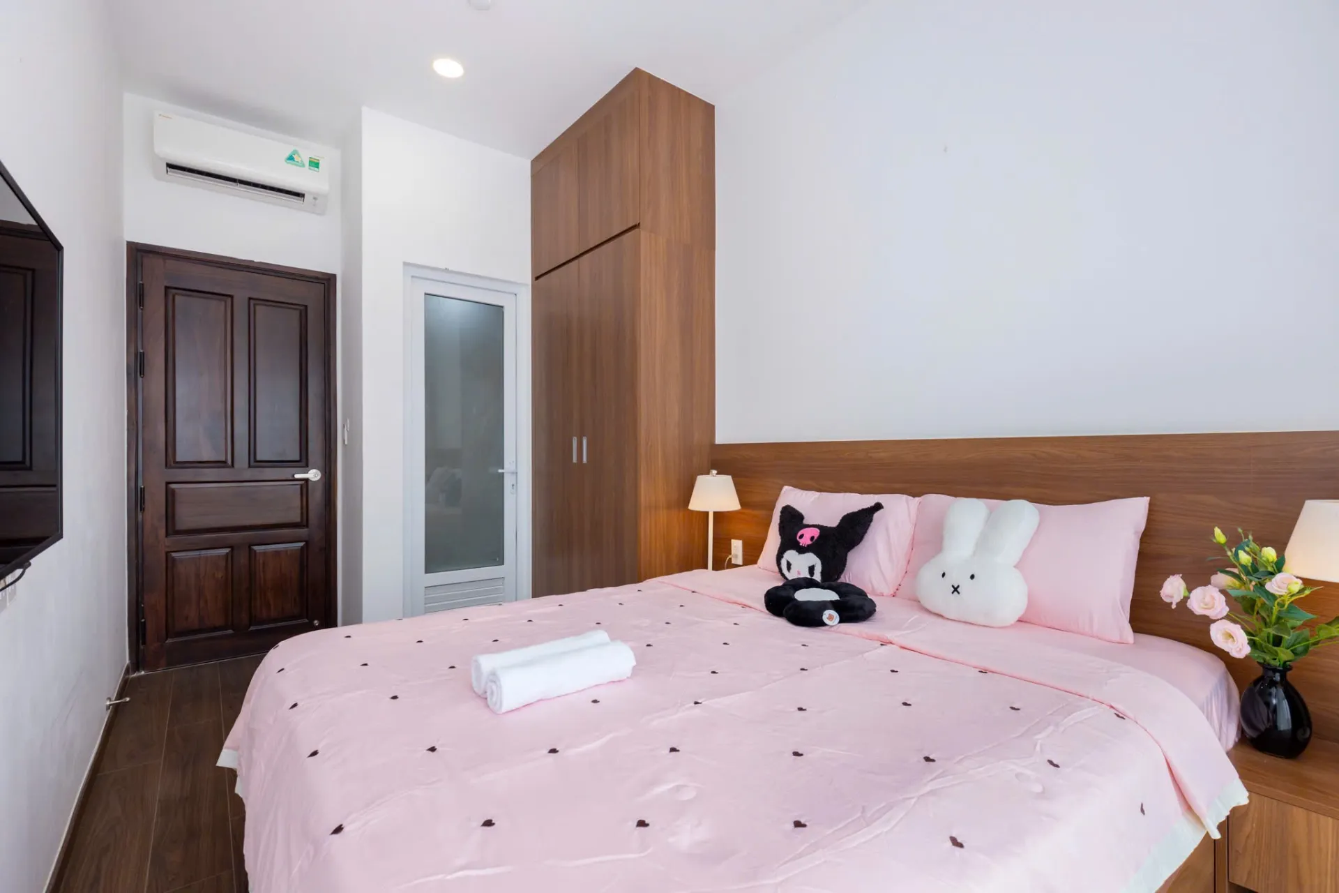 Không gian phòng khách và khu vực sinh hoạt chung rộng rãi — Căn Hộ 1008 Chung cư Mermaid Seaview