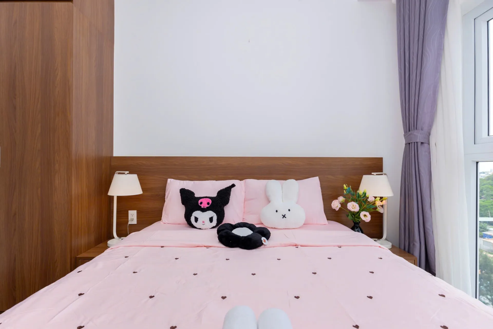 Phòng ngủ Master giường lớn êm ái, đầy đủ chăn ga gối nệm cao cấp — Căn Hộ 1008
