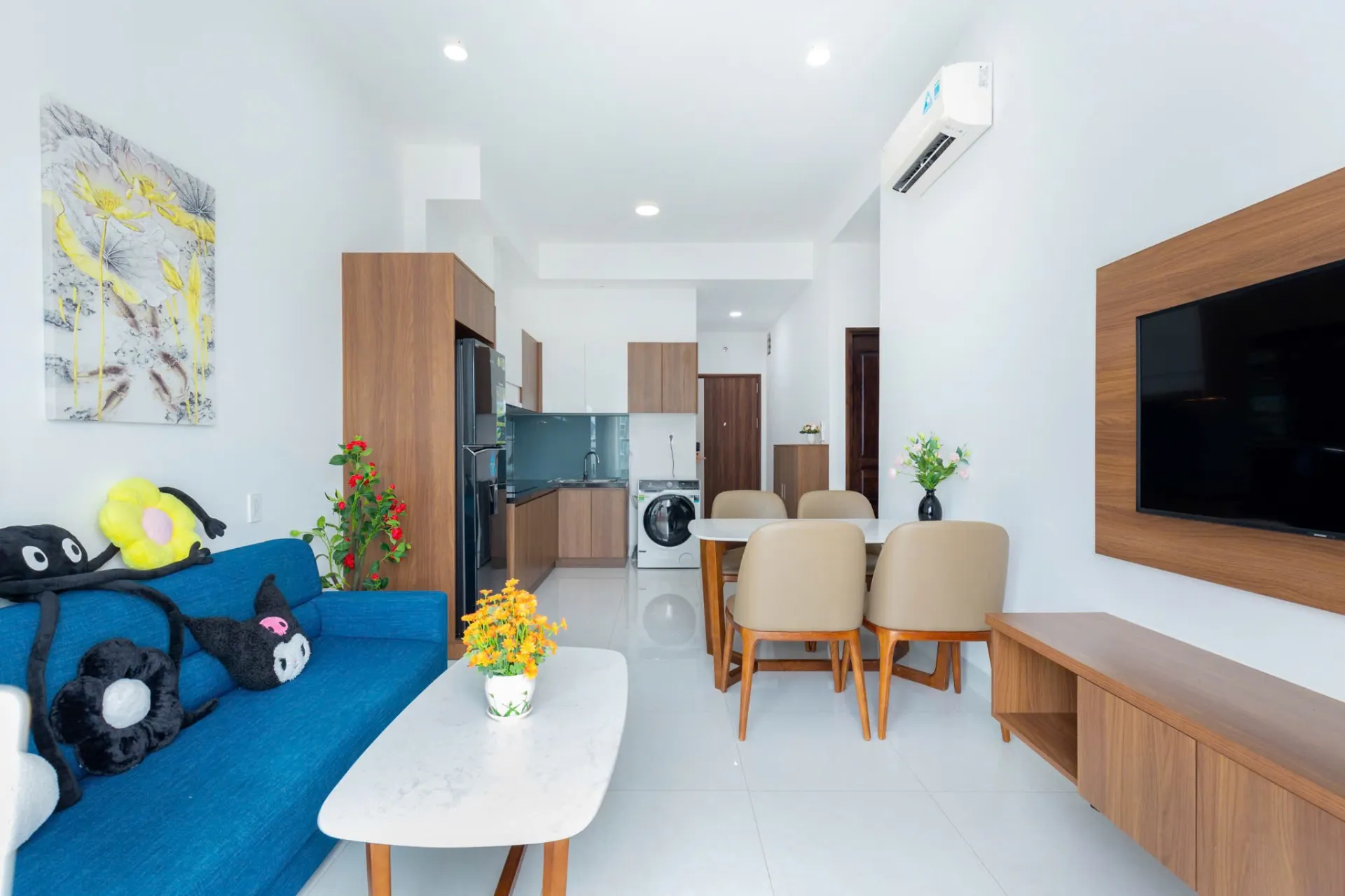 Gian bếp gia đình đầy đủ bếp từ, nồi chảo và bát đĩa tự nấu hải sản — Căn Hộ 1008