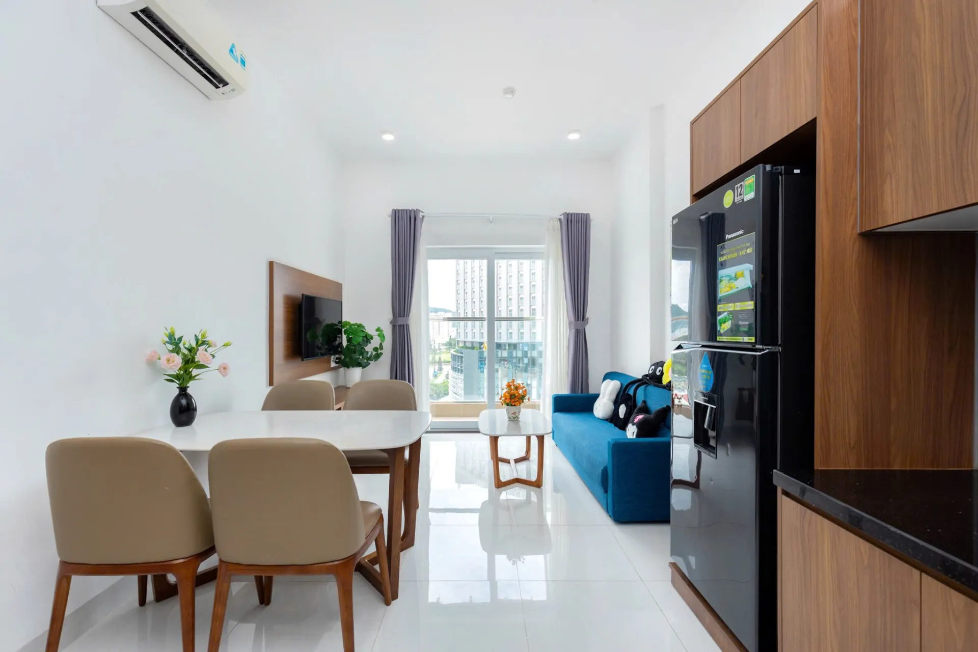 Bàn ăn gia đình ấm cúng phục vụ các bữa tiệc hải sản tươi ngon — Căn Hộ 1008