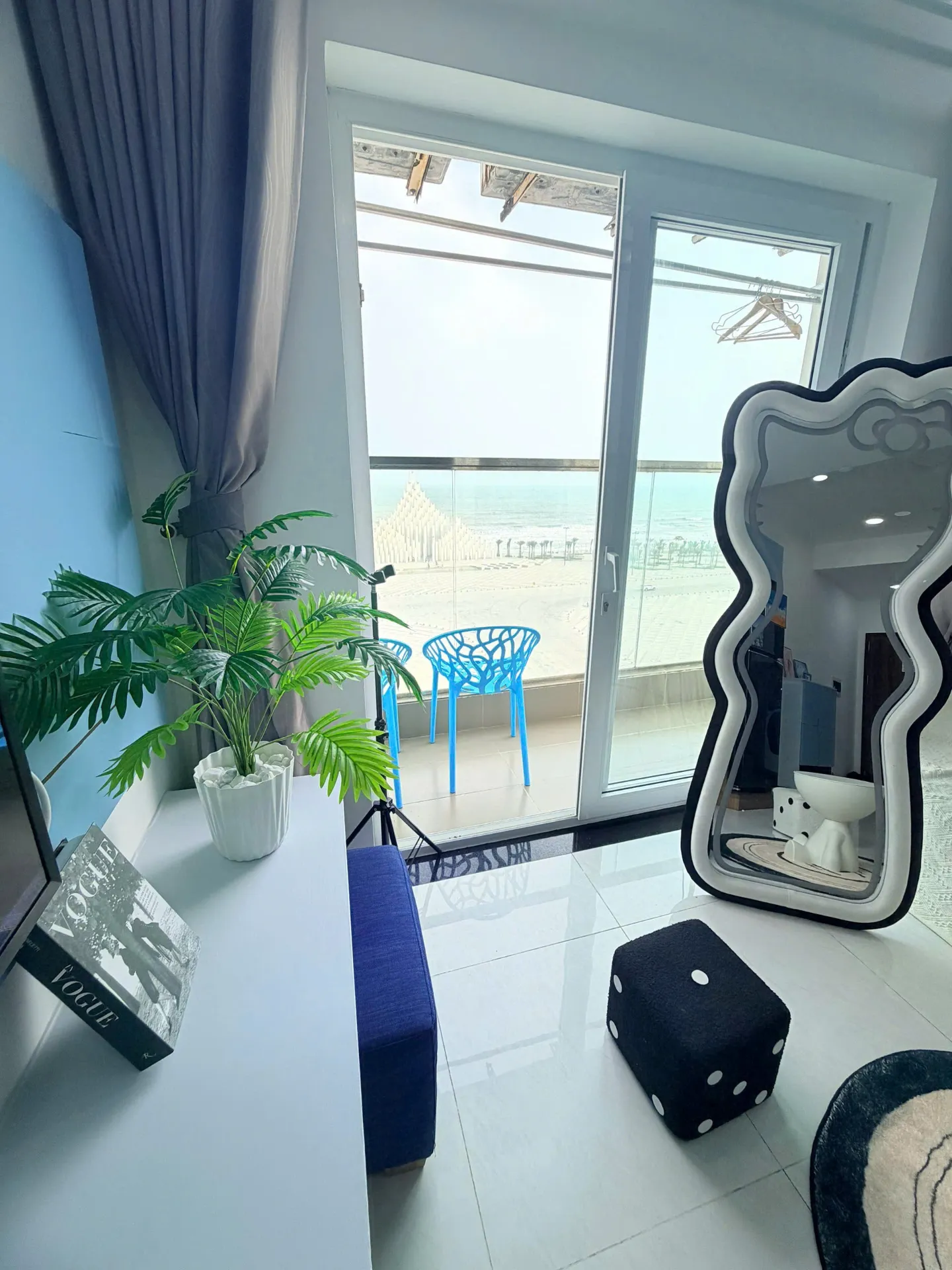 Ảnh thực tế Căn Hộ 905 Mermaid Seaview — Phòng khách ban công chill view trực diện biển