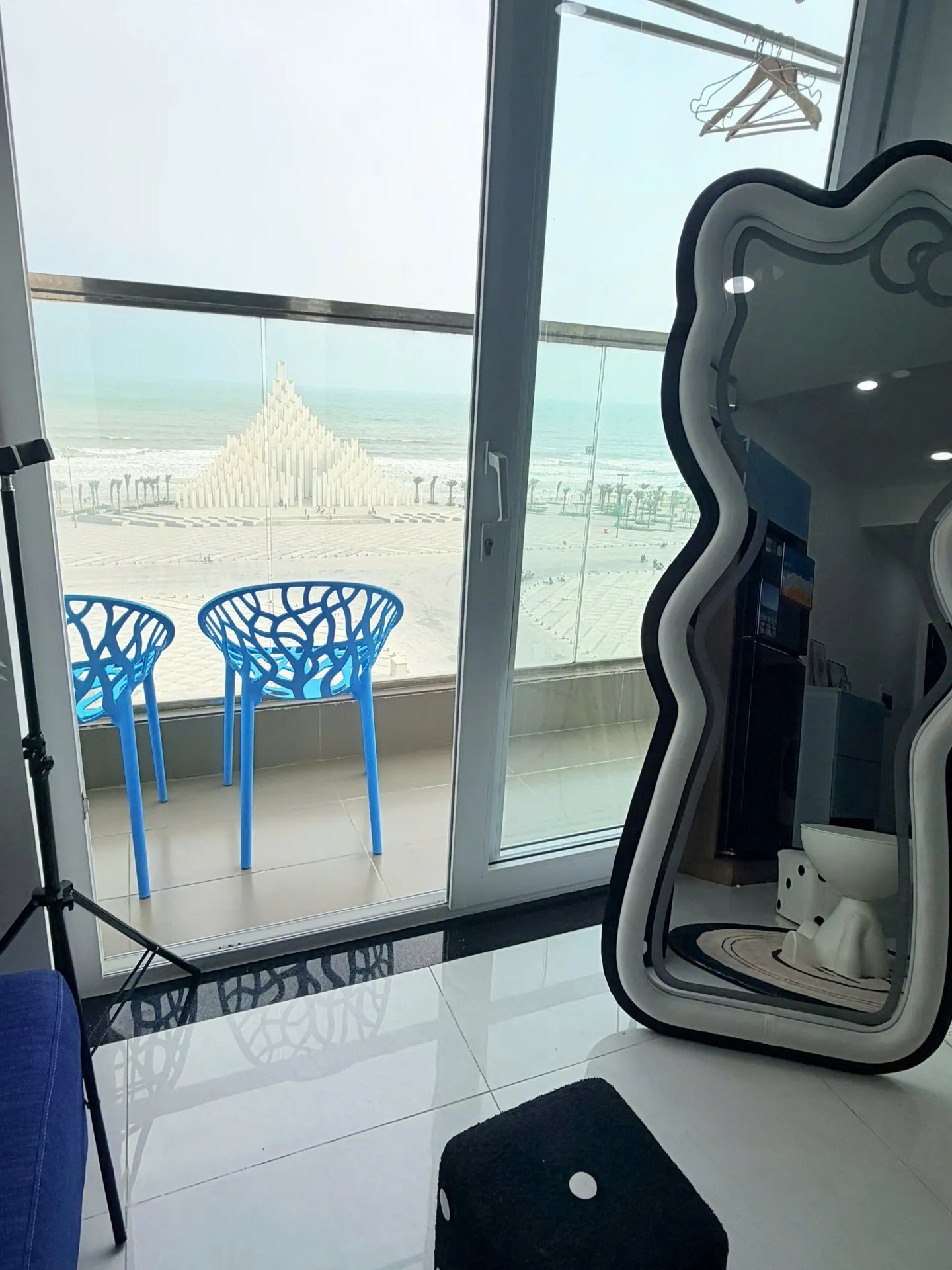 Gian bếp gia đình đầy đủ bếp từ, nồi chảo và bát đĩa tự nấu hải sản — Căn Hộ 905