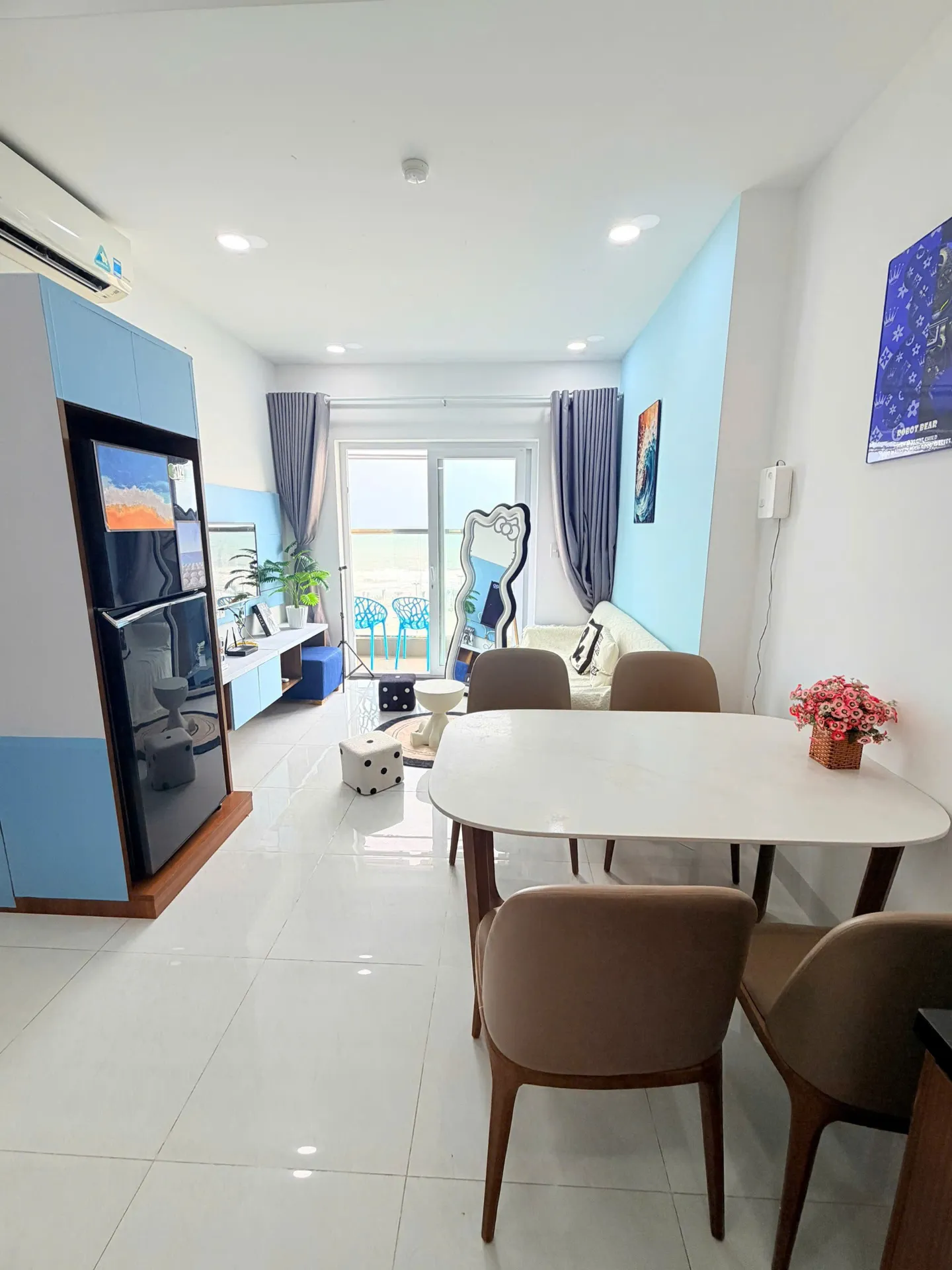 Bàn ăn gia đình ấm cúng phục vụ các bữa tiệc hải sản tươi ngon — Căn Hộ 905