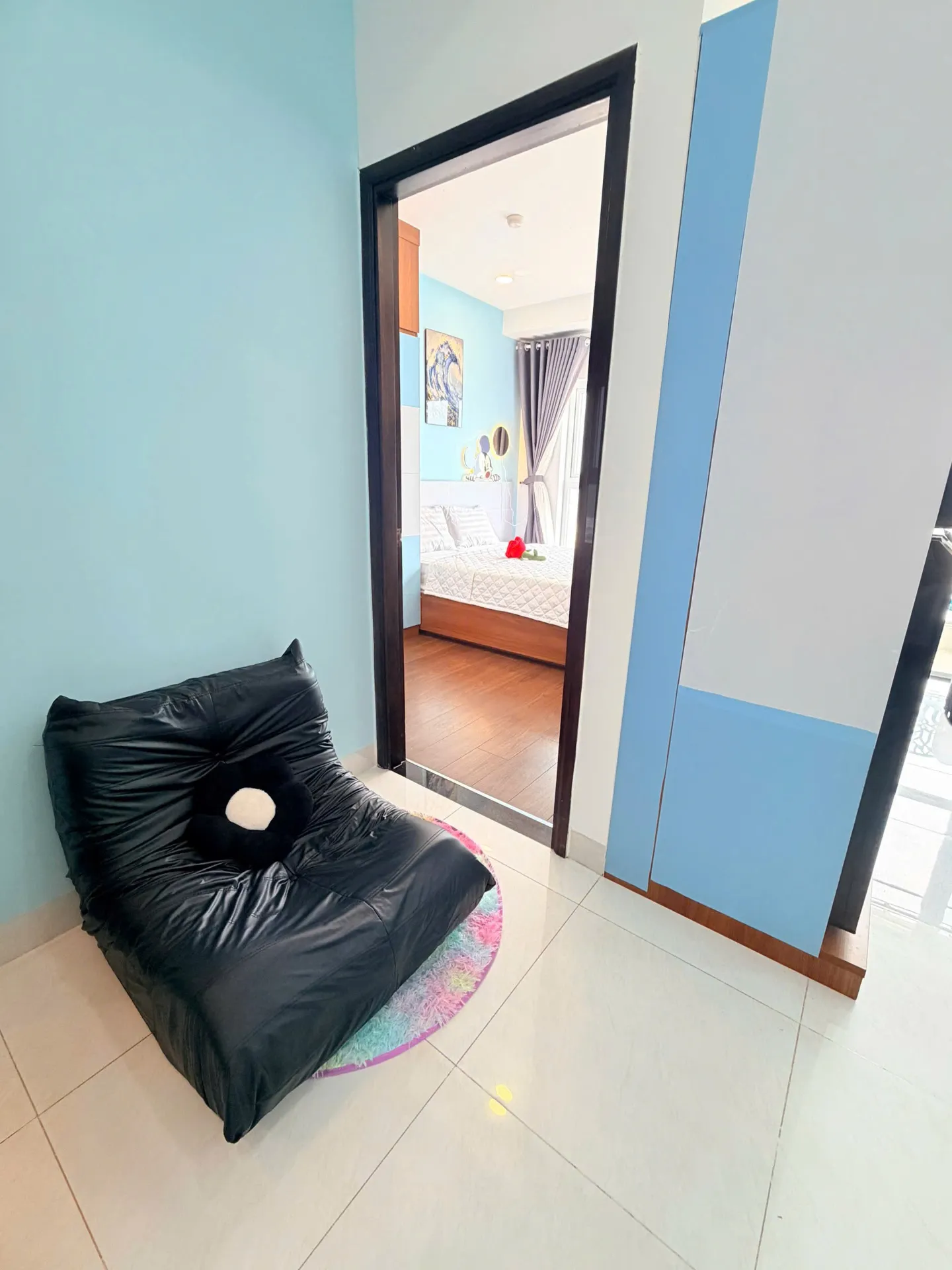Phòng tắm sạch sẽ hiện đại trang bị bình nóng lạnh và đồ dùng cá nhân — Căn Hộ 905