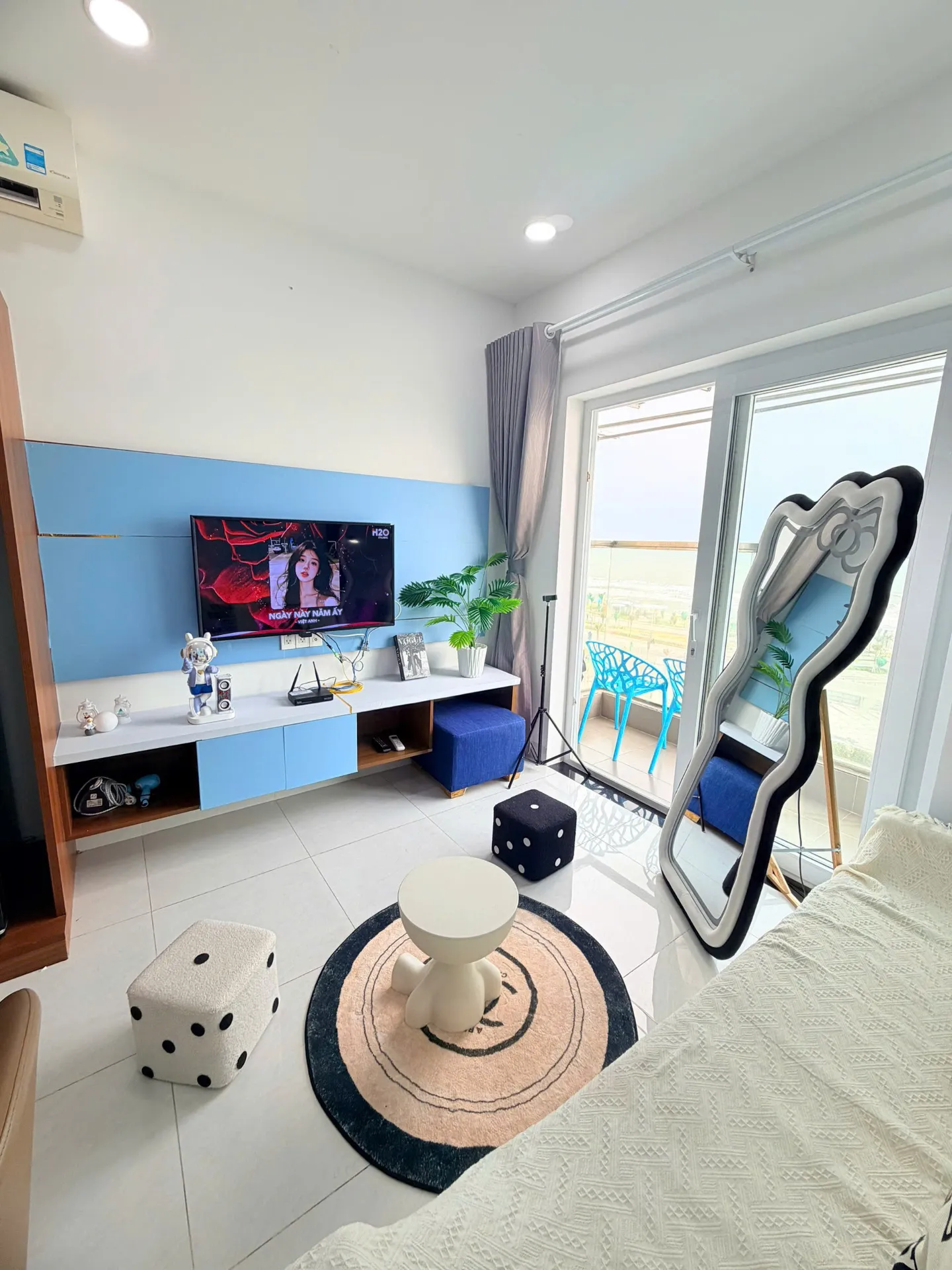 Phòng tắm tiện nghi với vòi sen tăng áp và khăn tắm cao cấp — Căn Hộ 905