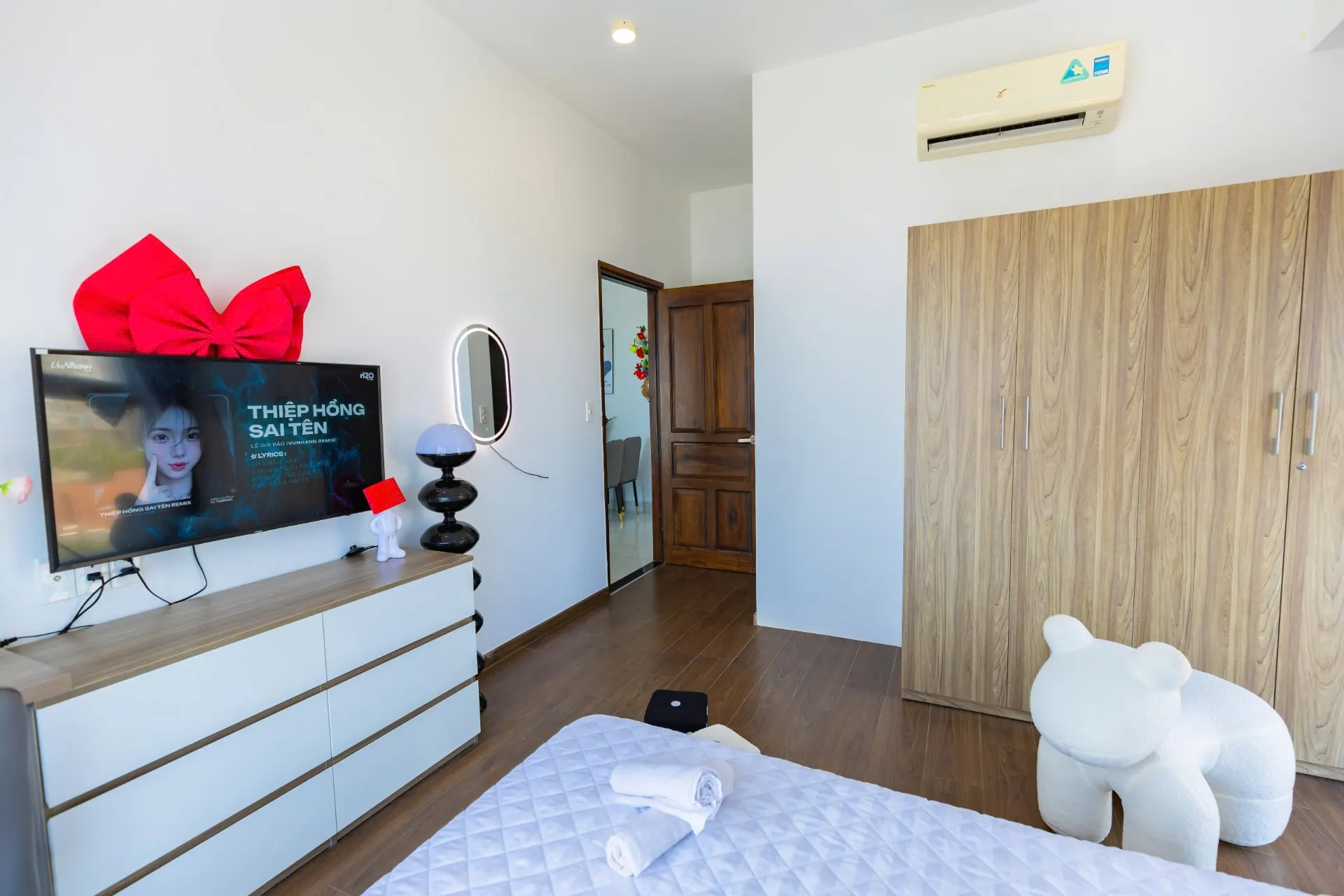 Phòng tắm sạch sẽ hiện đại trang bị bình nóng lạnh và đồ dùng cá nhân — Căn Hộ 1003