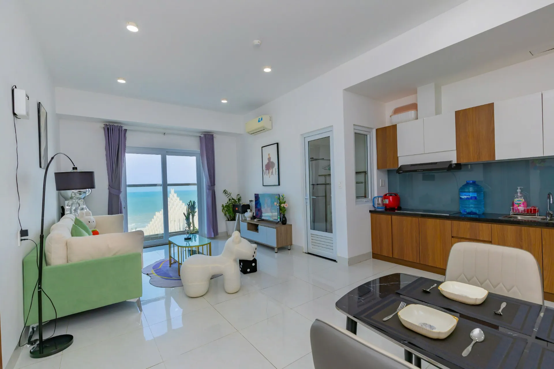 Gian bếp gia đình đầy đủ bếp từ, nồi chảo và bát đĩa tự nấu hải sản — Căn Hộ 1003