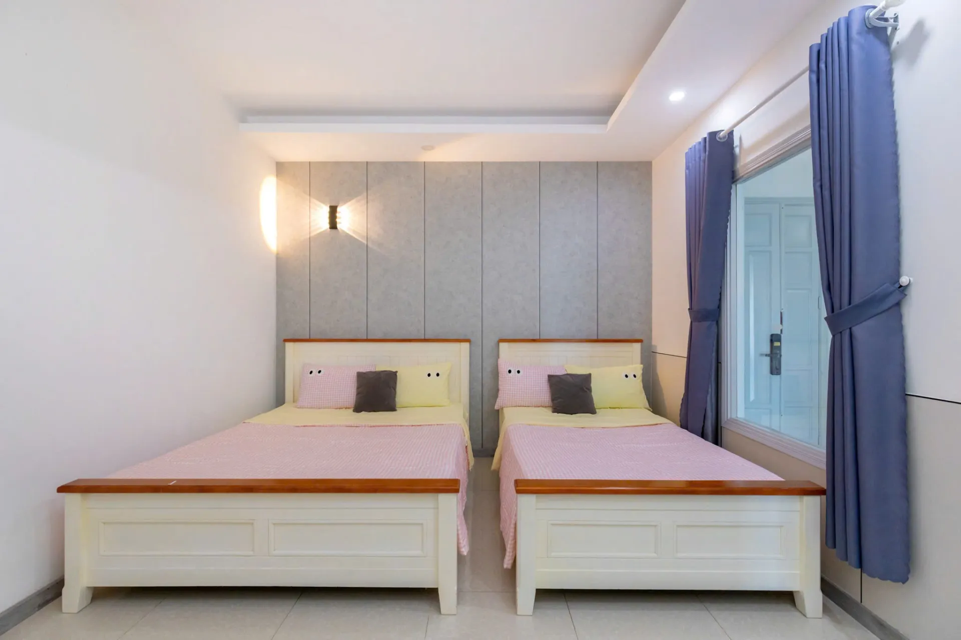 Phòng ngủ Master giường lớn êm ái, đầy đủ chăn ga gối nệm cao cấp — Căn Hộ 21O