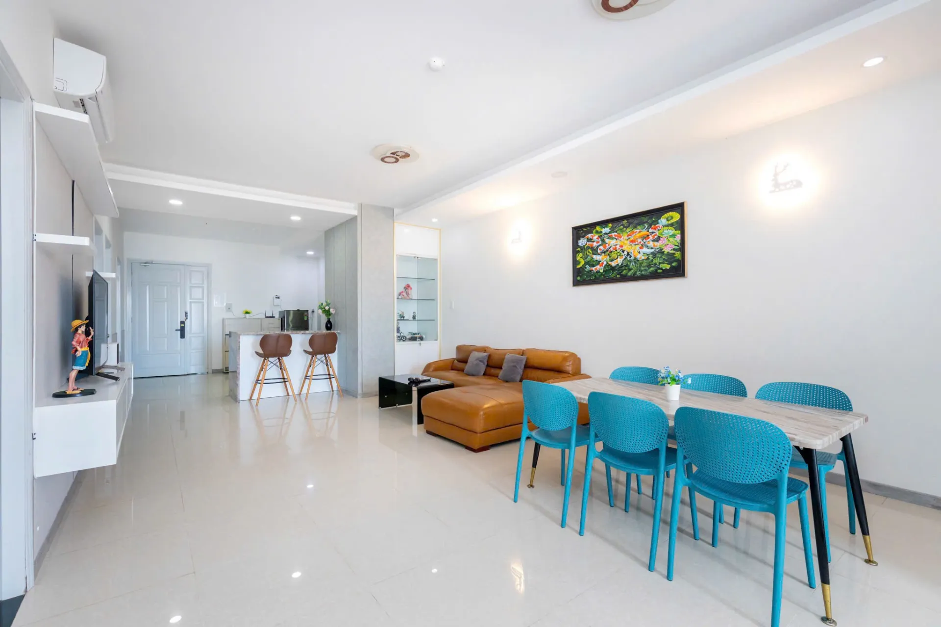 Gian bếp gia đình đầy đủ bếp từ, nồi chảo và bát đĩa tự nấu hải sản — Căn Hộ 21O