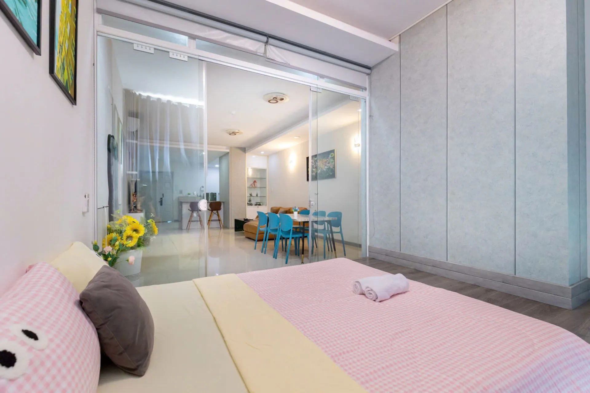 Bàn ăn gia đình ấm cúng phục vụ các bữa tiệc hải sản tươi ngon — Căn Hộ 21O