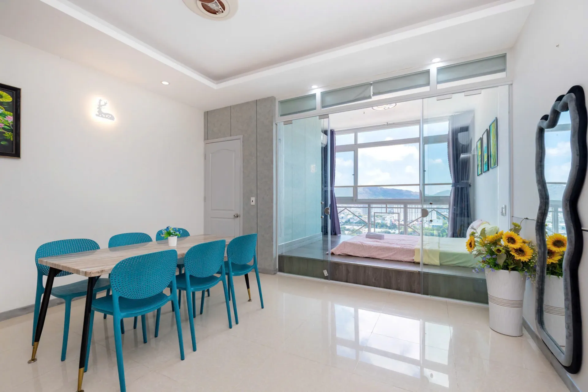 Phòng tắm sạch sẽ hiện đại trang bị bình nóng lạnh và đồ dùng cá nhân — Căn Hộ 21O