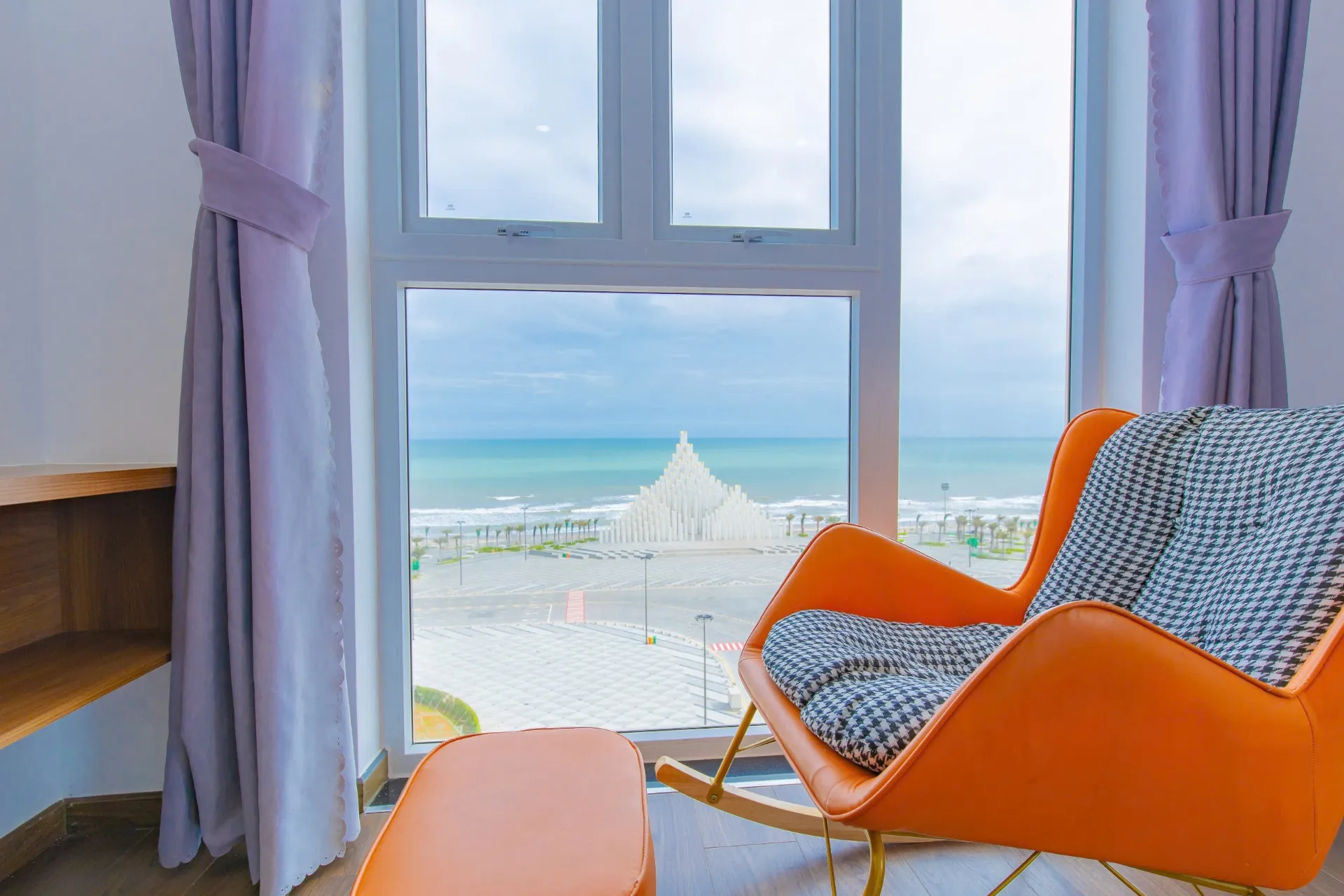 Không gian phòng khách và khu vực sinh hoạt chung rộng rãi — Căn Hộ 1006 Chung cư Mermaid Seaview