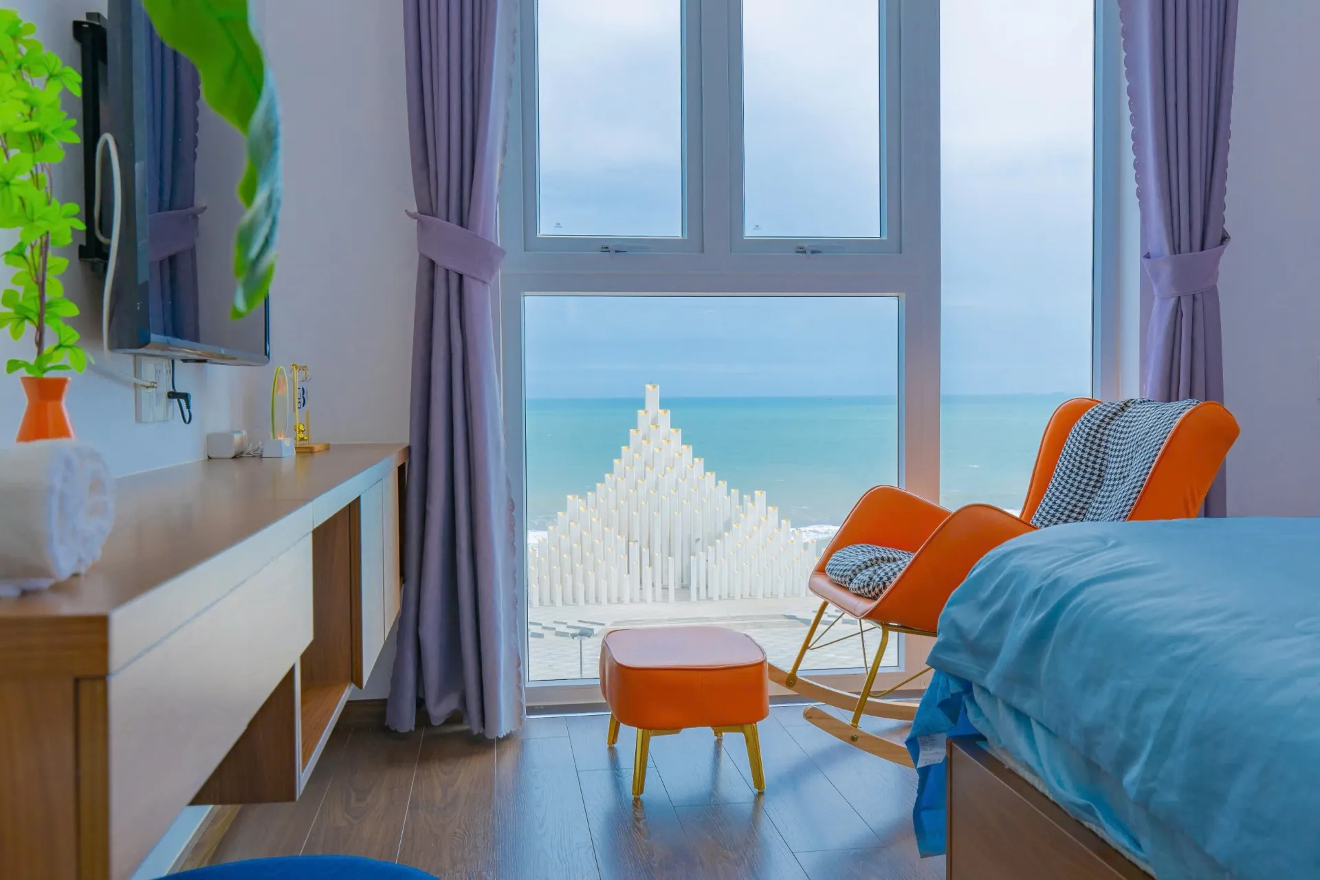 Ảnh thực tế Căn Hộ 1006 Mermaid Seaview — Phòng khách lãng mạn view biển đón bình minh