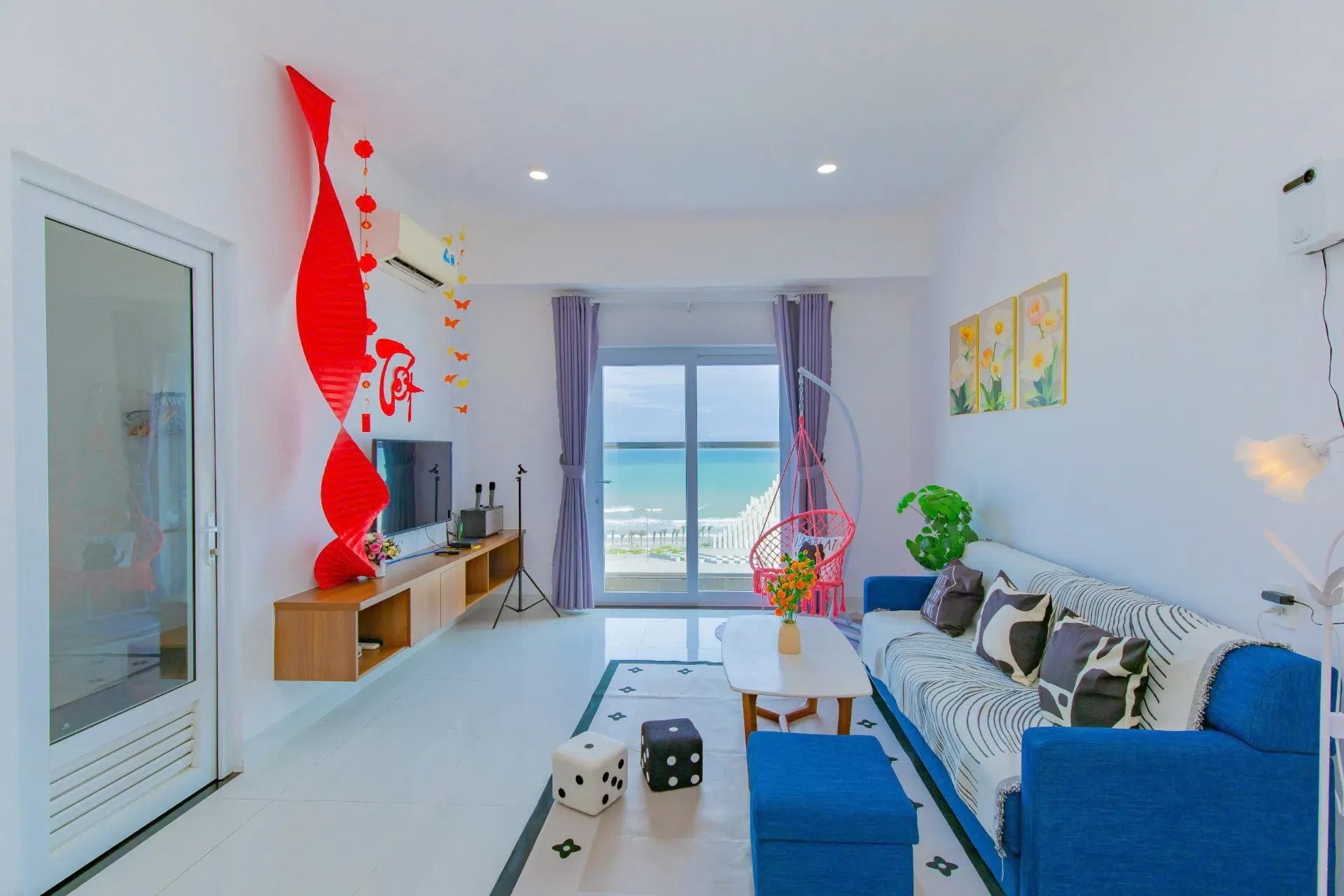 Phòng ngủ Master giường lớn êm ái, đầy đủ chăn ga gối nệm cao cấp — Căn Hộ 1006