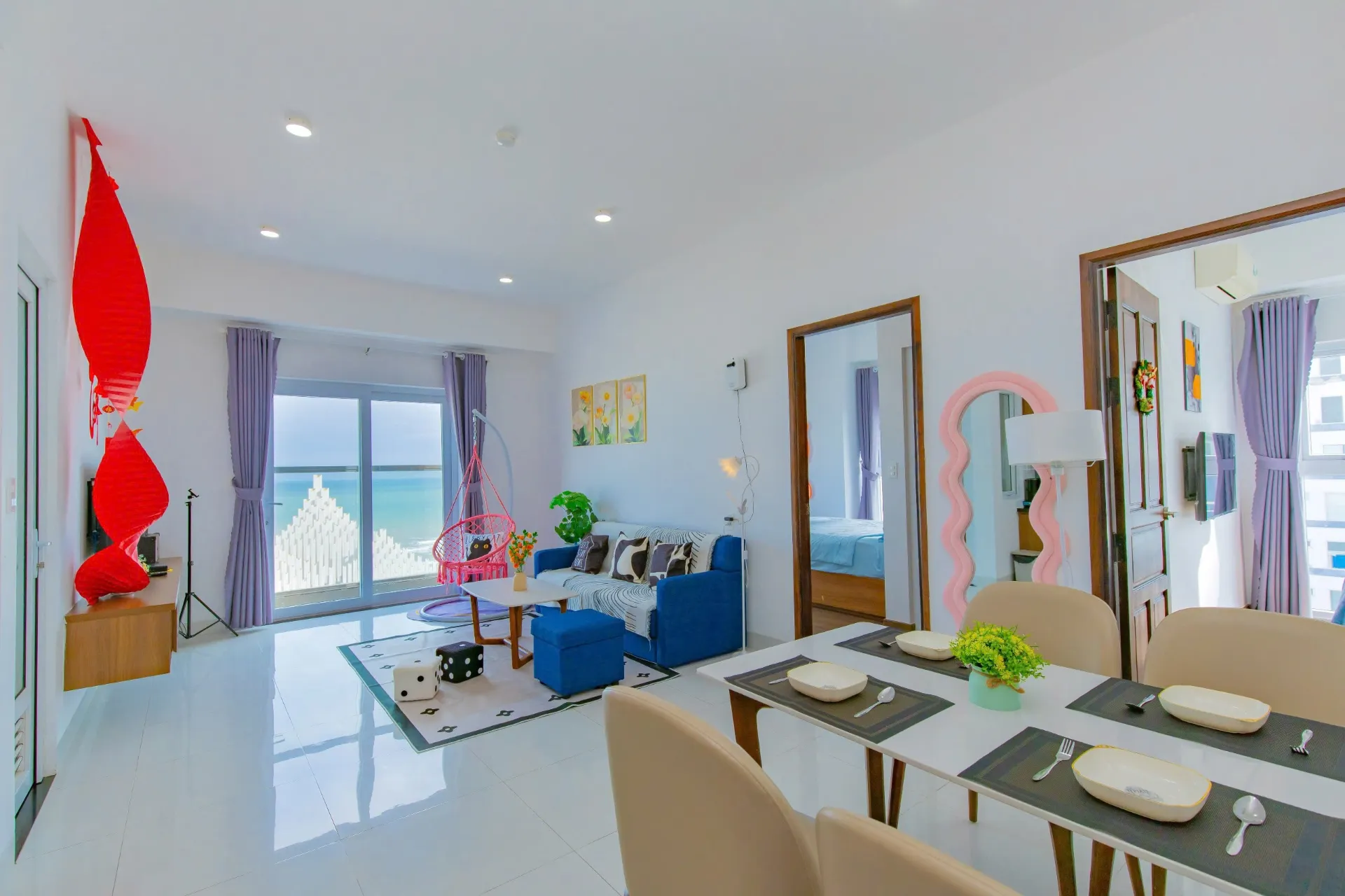 Bàn ăn gia đình ấm cúng phục vụ các bữa tiệc hải sản tươi ngon — Căn Hộ 1006